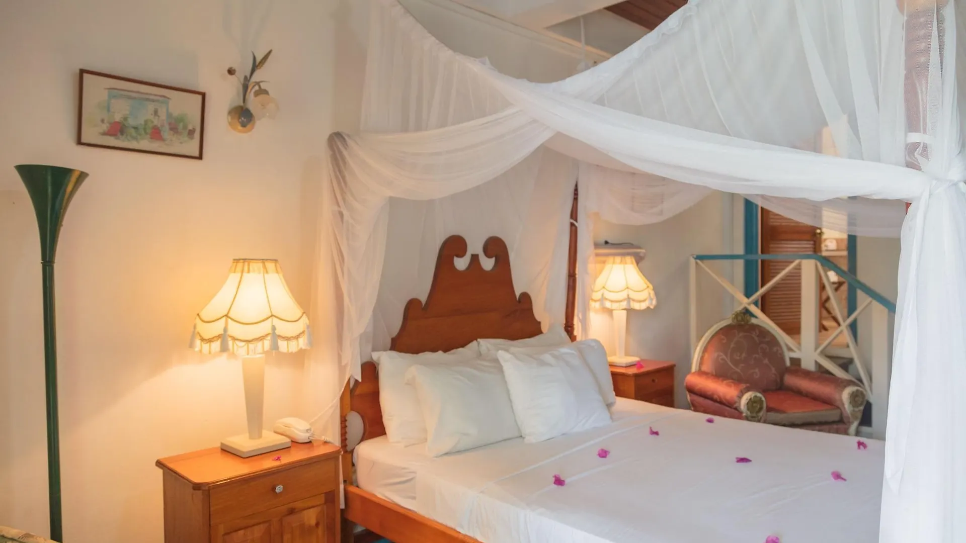 סקרבורו Half Moon Blue Hotel