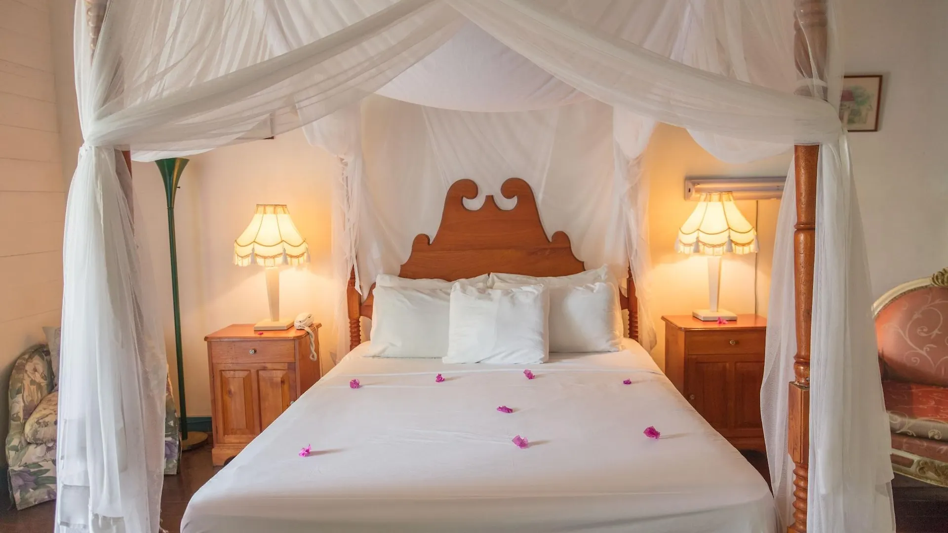 סקרבורו Half Moon Blue Hotel