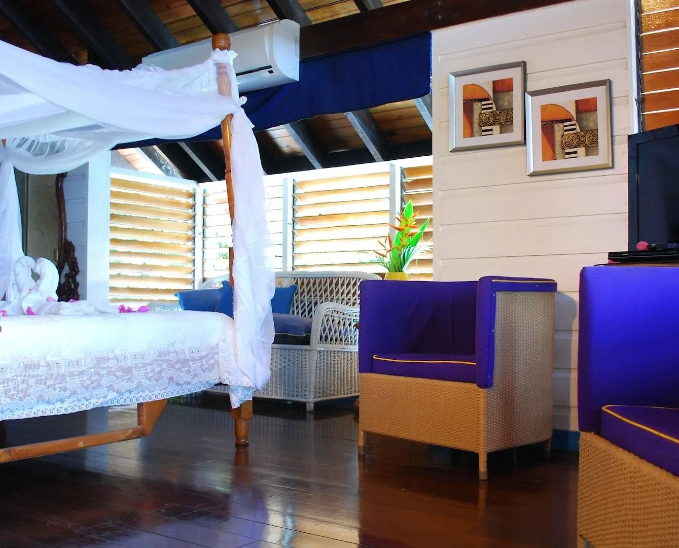 סקרבורו Half Moon Blue Hotel