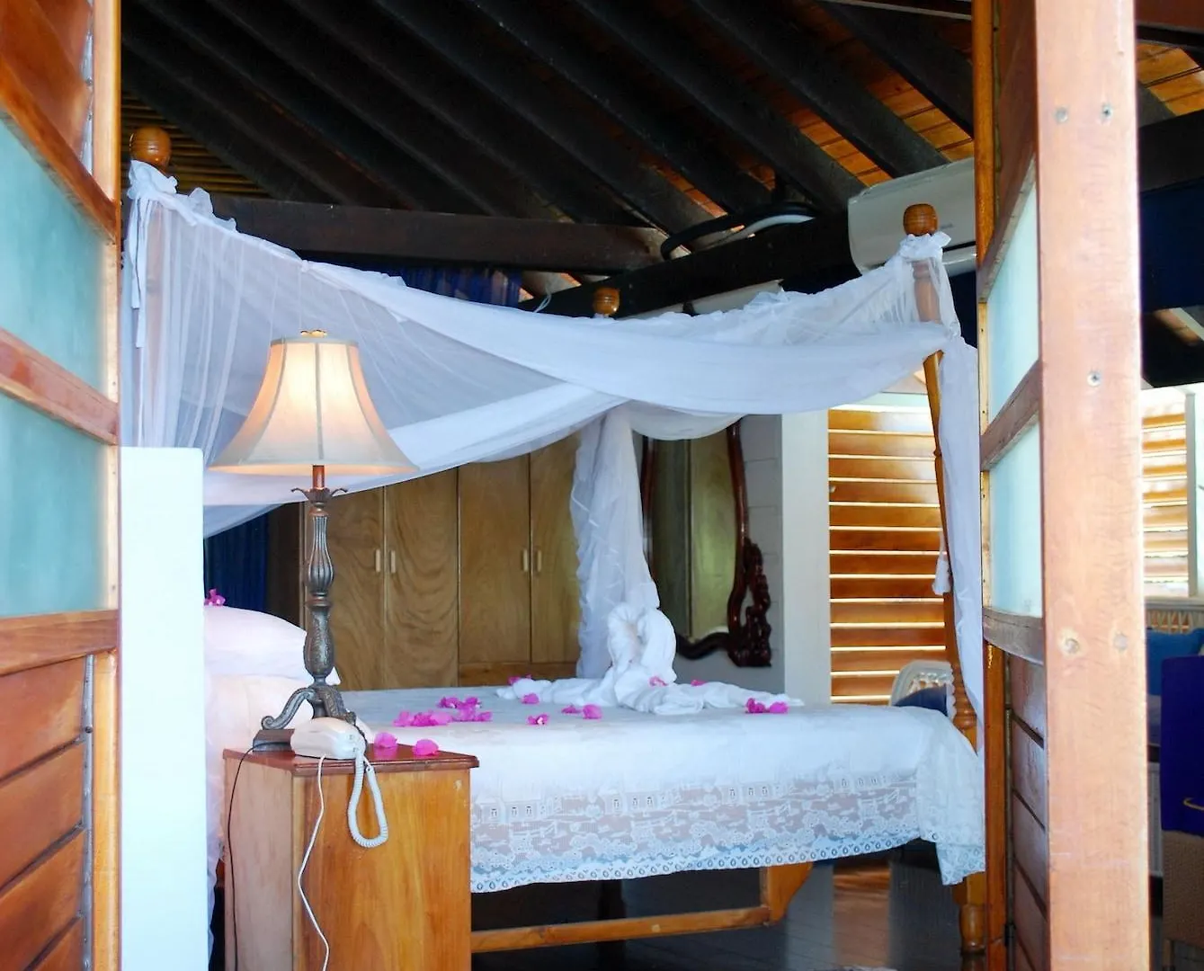 סקרבורו Half Moon Blue Hotel