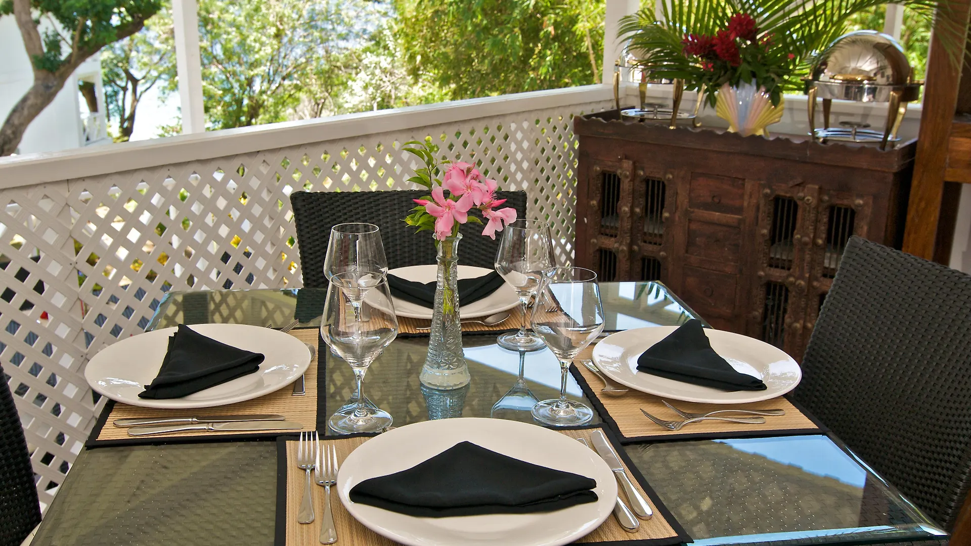 סקרבורו Half Moon Blue Hotel
