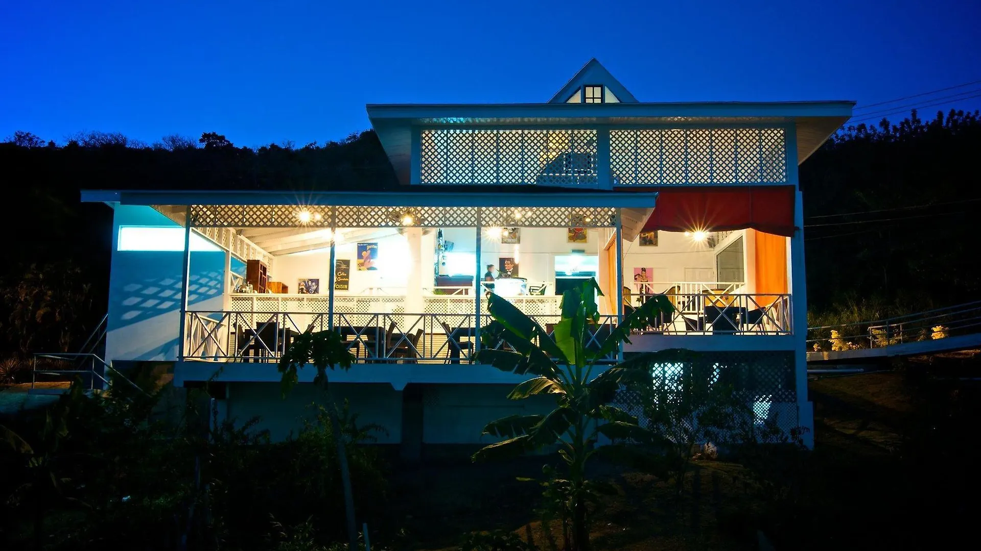 סקרבורו Half Moon Blue Hotel