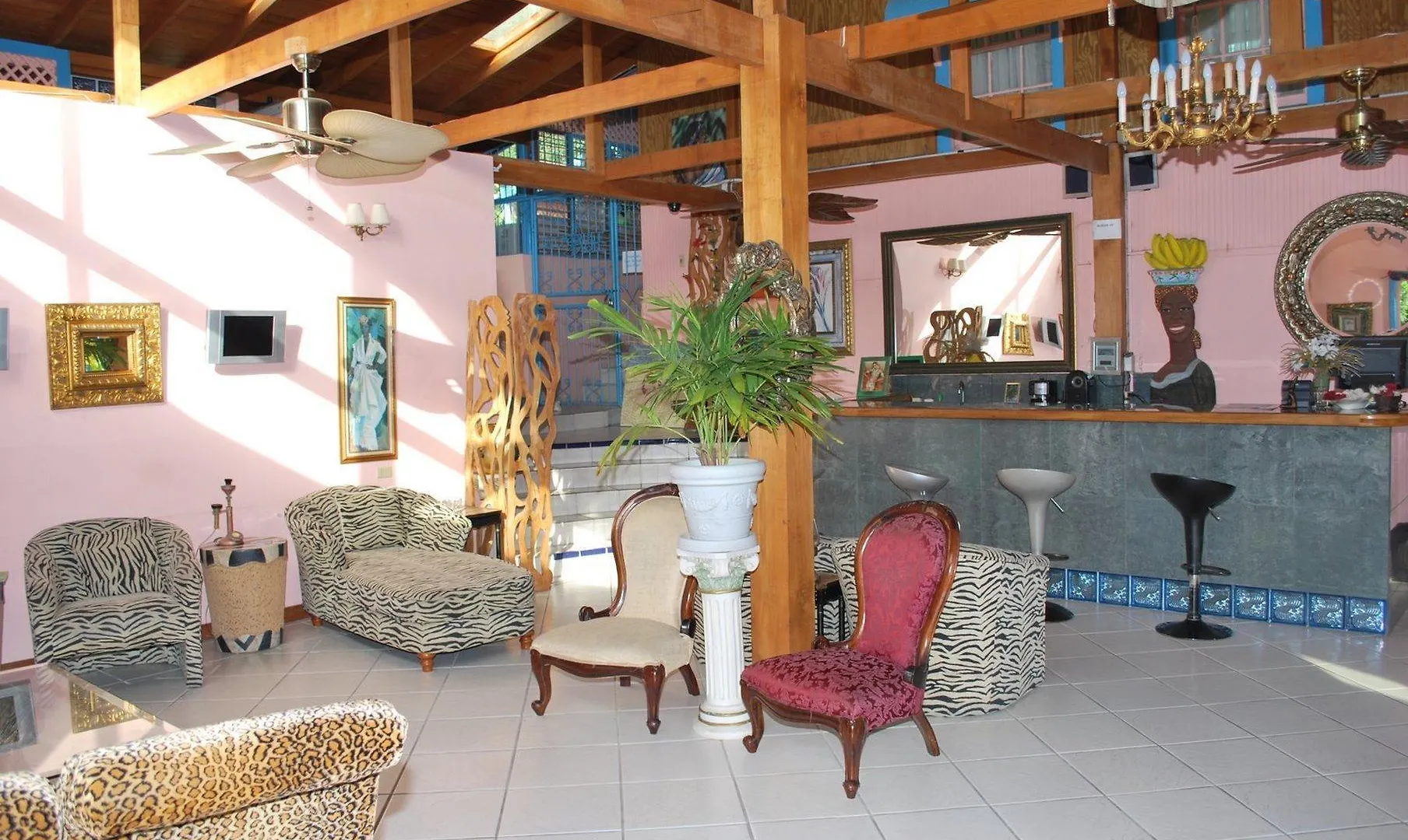 סקרבורו Half Moon Blue Hotel
