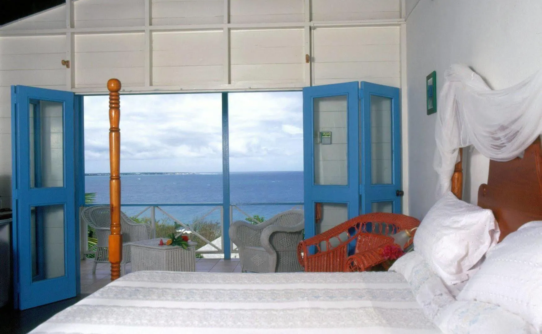 סקרבורו Half Moon Blue Hotel