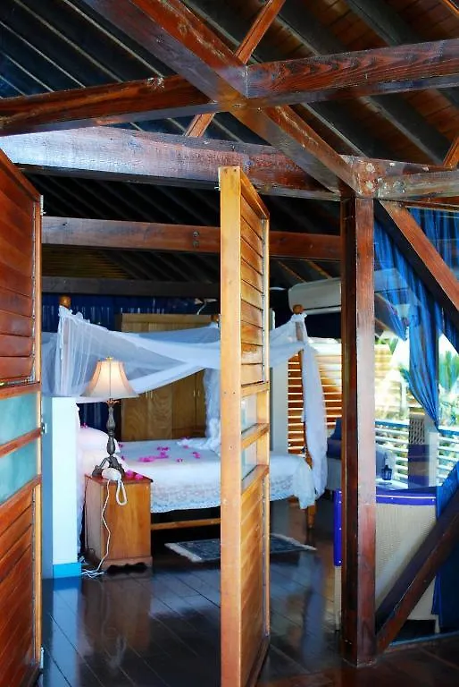 סקרבורו Half Moon Blue Hotel