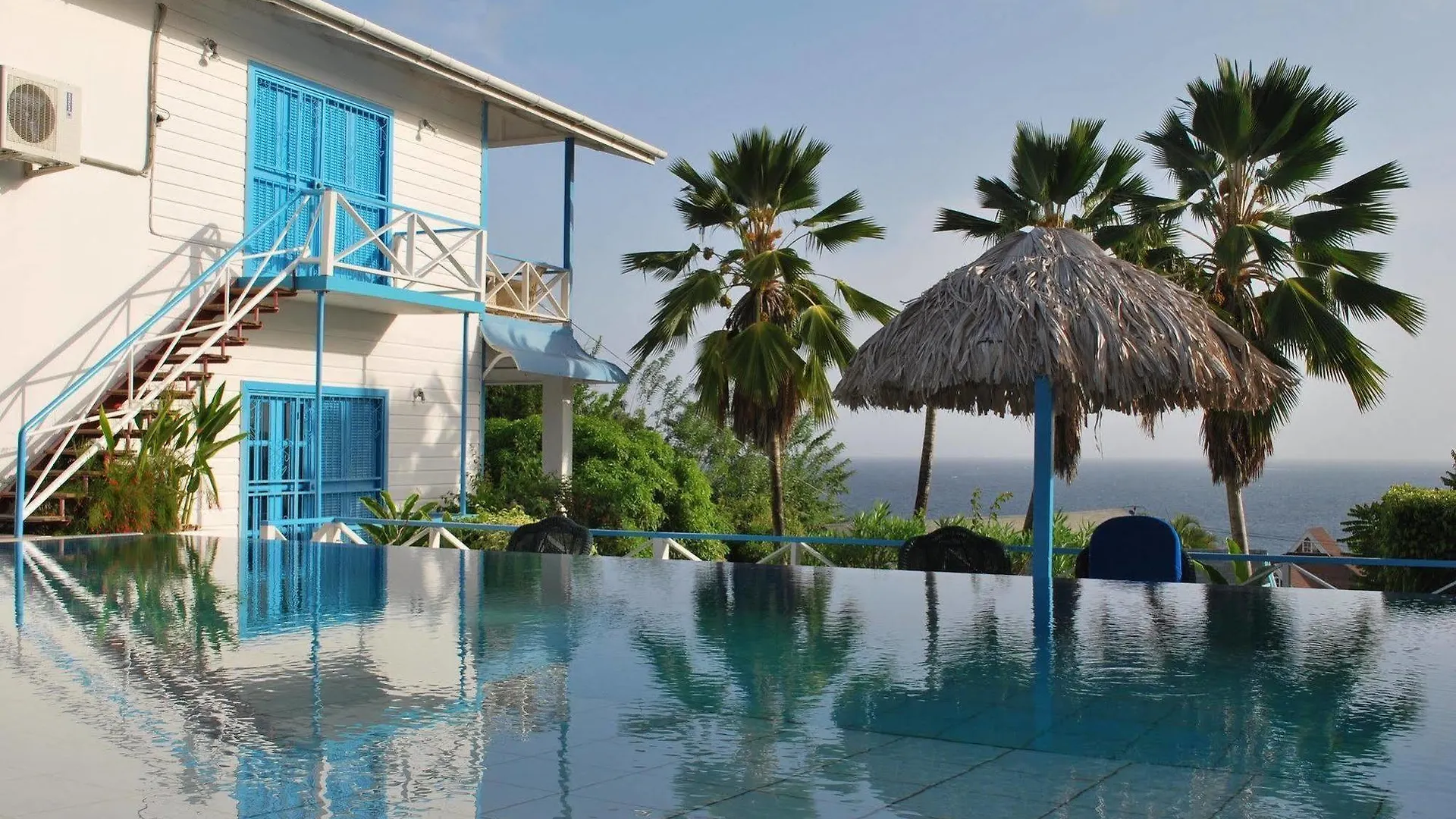 סקרבורו Half Moon Blue Hotel
