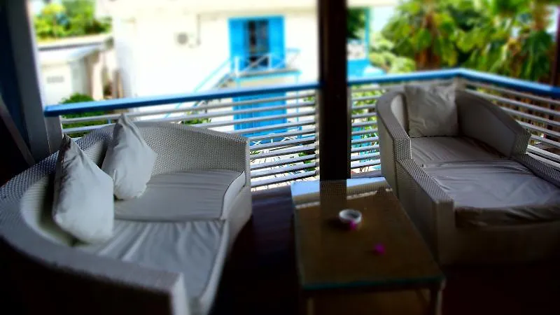 סקרבורו Half Moon Blue Hotel 3*,