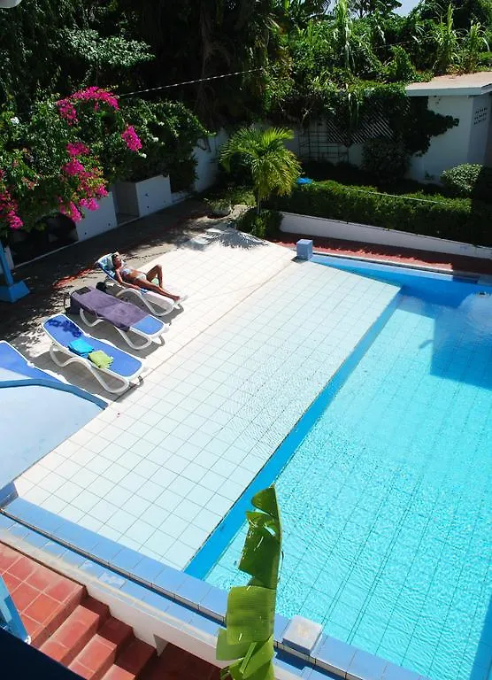 סקרבורו Half Moon Blue Hotel