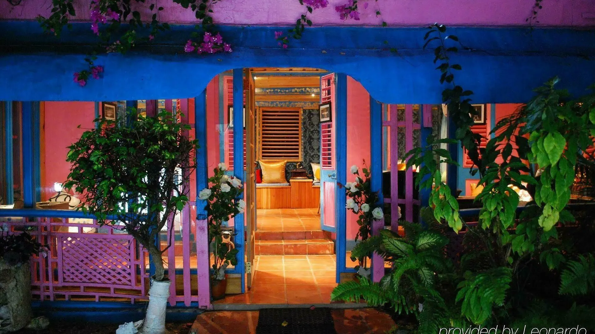 סקרבורו Half Moon Blue Hotel